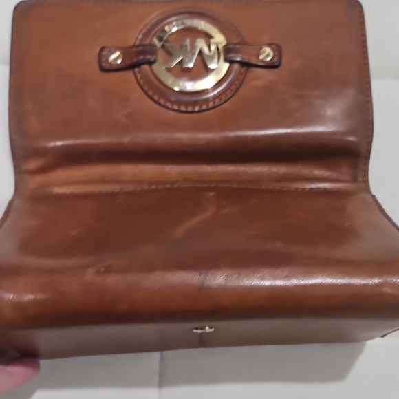 Michael Kors Tan Leather Wallet with Gold Logo - Picture 11 of 13